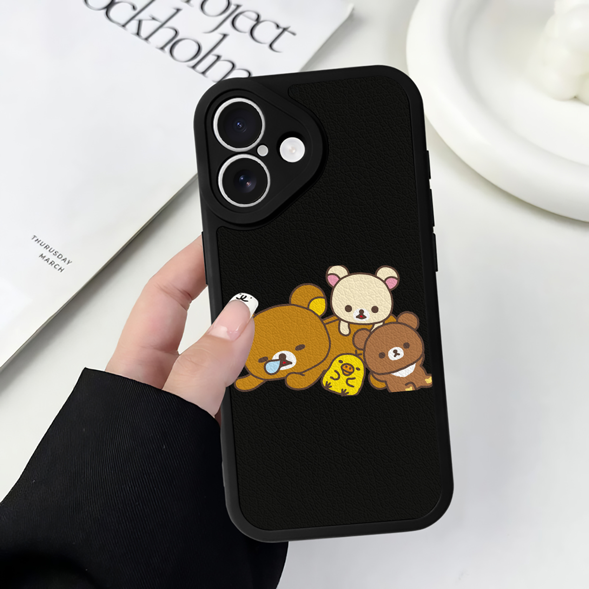 （画像用） リラックマ リラックマ キイロイトリ Rilakkuma Korilakkuma Kiiroitori 【iPhone 16シリーズ対応】シリコンスマホケース（レザー調） 材質：シリコン